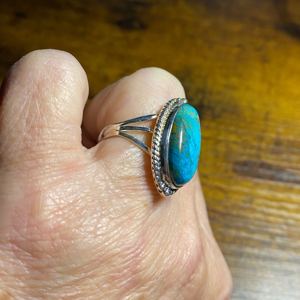 Navajo Turquoise Oval Stone set in 925 Sterling Silver Ring (Size 8) - Picture 4 of 7